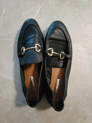 Zapatos bailarina negro con hebillas doradas