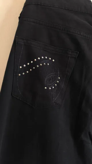 Pantalones vaqueros negros elásticos.