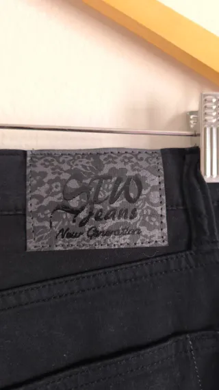 Pantalones vaqueros negros elásticos.