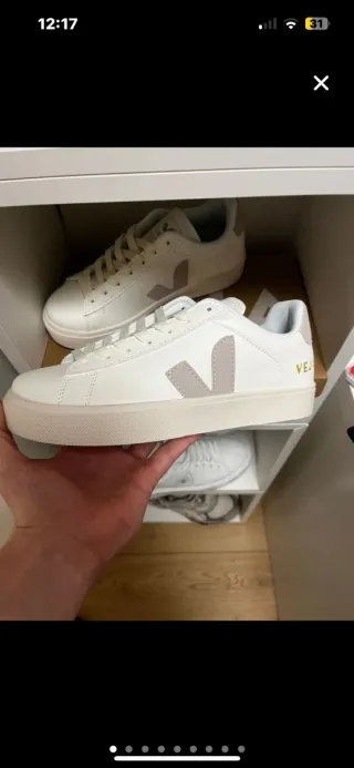 Zapatillas Veja Blancas y Beige