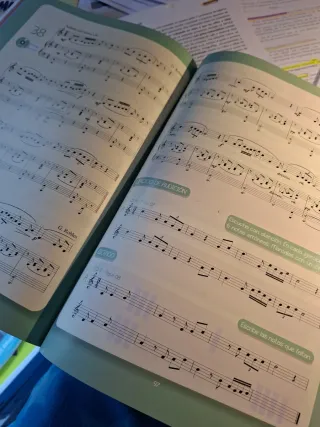 Libro de musica y lenguaje musical.