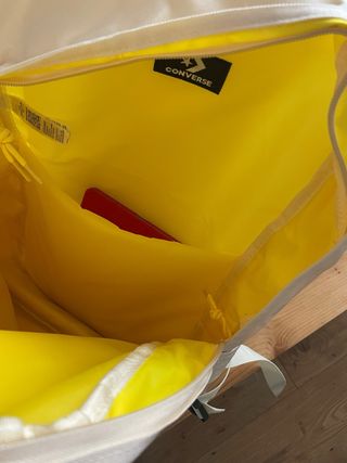 Mochila Converse Beige con Detalles Amarillos