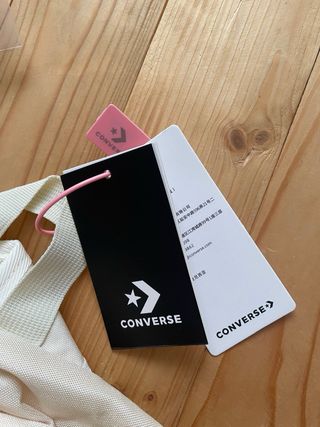 Mochila Converse Beige con Detalles Amarillos