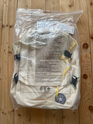 Mochila Converse Beige con Detalles Amarillos