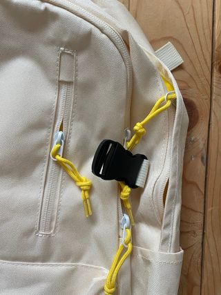 Mochila Converse Beige con Detalles Amarillos