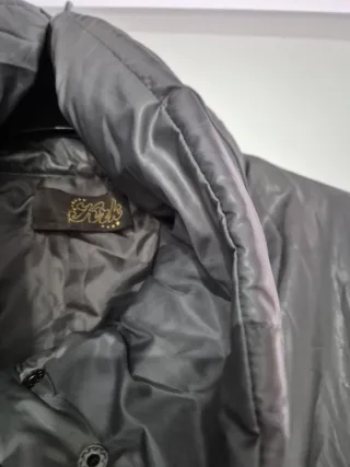 Plumas largo , con cinturón y gorro oculto .