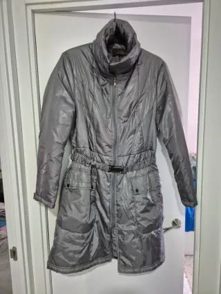 Plumas largo , con cinturón y gorro oculto .