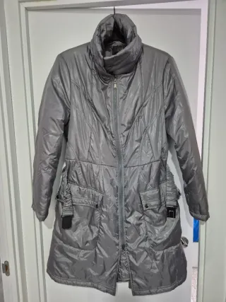 Plumas largo , con cinturón y gorro oculto .