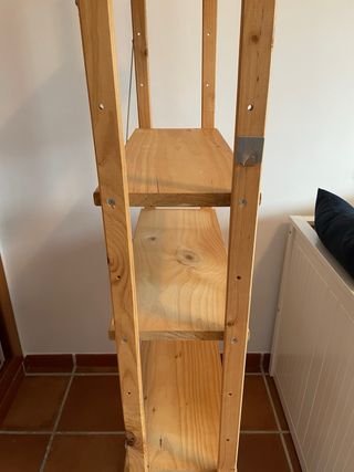 Estantería de madera.