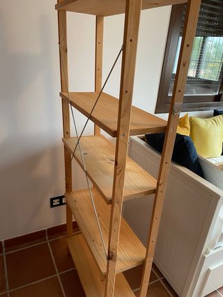 Estantería de madera.