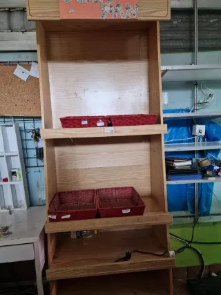 Estantería de madera con cestas rojas
