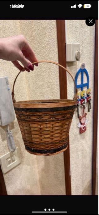 Cesta de mimbre antigua marrón