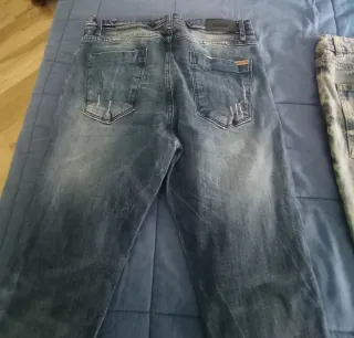 Due paia di jeans da uomo