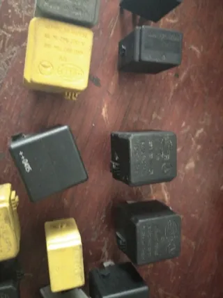 Relés Mercedes Hella 12V (5€/unidad)