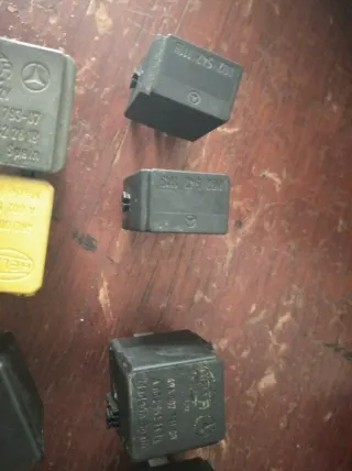 Relés Mercedes Hella 12V (5€/unidad)