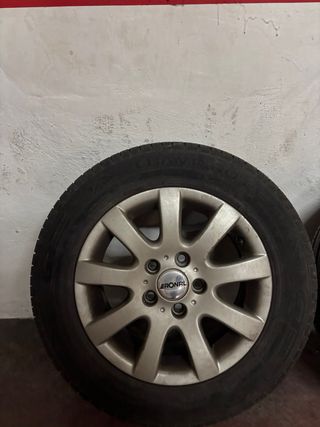 4 Ruedas con Llantas