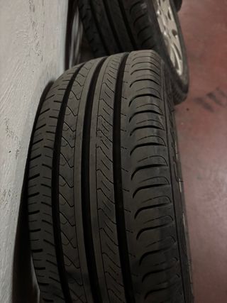 4 Ruedas con Llantas