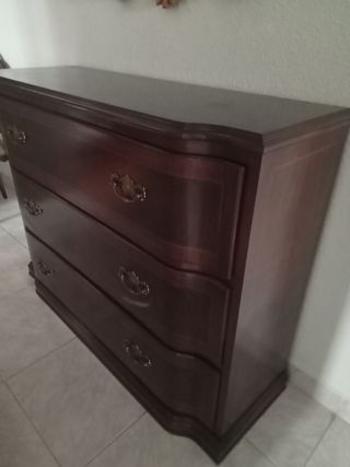 Cómoda de madera robusta