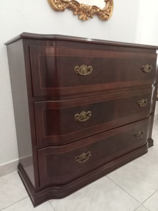 Cómoda de madera robusta