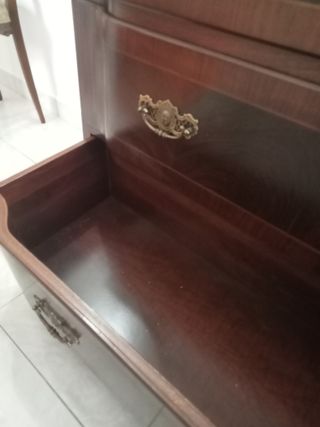 Cómoda de madera robusta