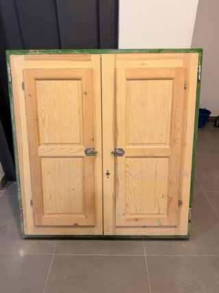 Ventana de madera de pino