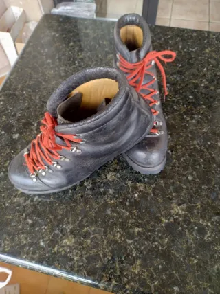 Botas de montaña cuero vintage negras