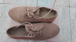 Zapatos rosas claro como color salmon.