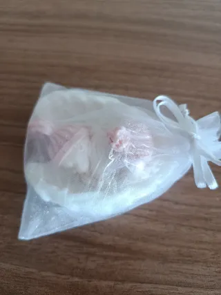 Jabón artesanal con flores y conchas