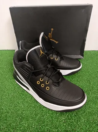 Zapatillas Jordan Max Aura 5 Negras y Doradas