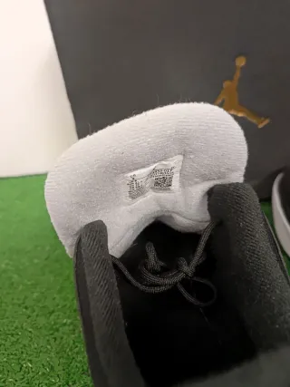 Zapatillas Jordan Max Aura 5 Negras y Doradas