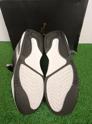 Zapatillas Jordan Max Aura 5 Negras y Doradas