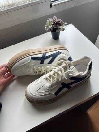 Zapatillas blancas con detalles azul marino
