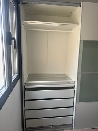 Armario modular blanco y cristal KOMPLEMENT