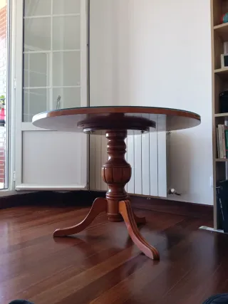 Mesa redonda de madera y cristal desmontable.