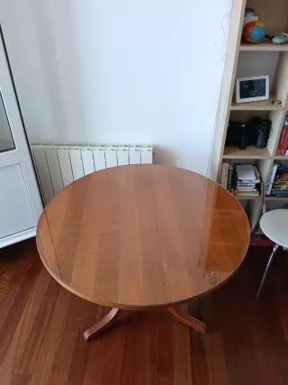 Mesa redonda de madera y cristal desmontable.