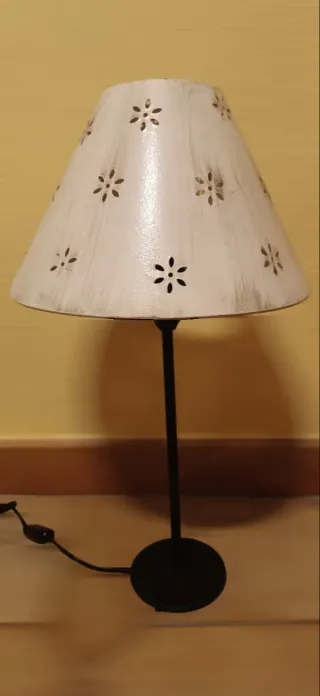 Lámpara de mesa metálica