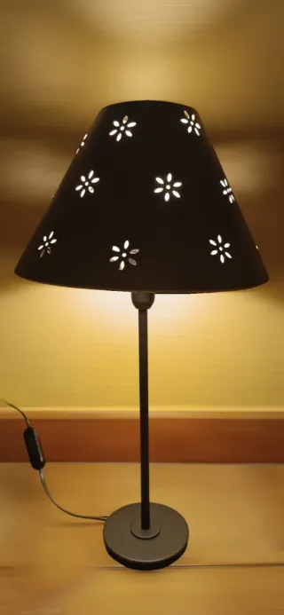 Lámpara de mesa metálica