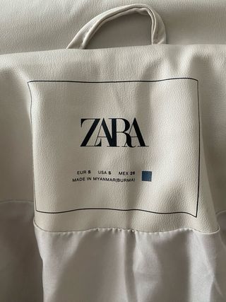 Anorak acolchado Zara beige con capucha