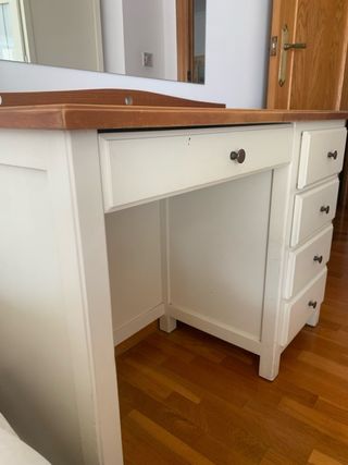 Escritorio de madera beige y marrón.