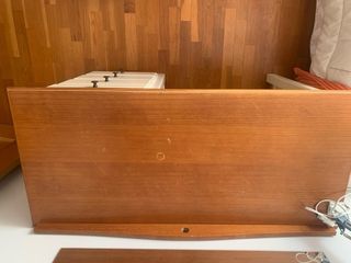 Escritorio de madera beige y marrón.