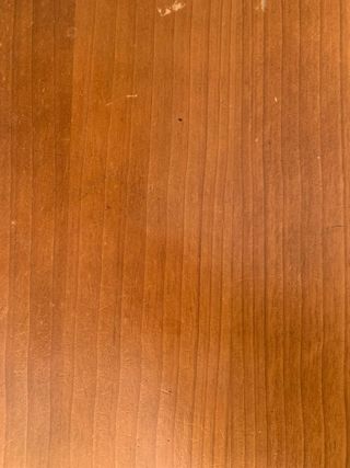 Escritorio de madera beige y marrón.