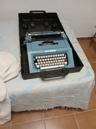 Máquina de escribir antigua en perfecto estado mar