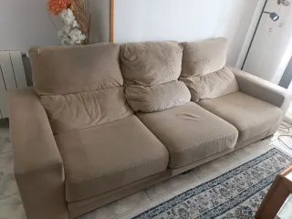 Sofá beige de 3 plazas