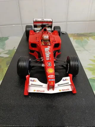 Ferrari F2000 Schumacher 1:18 Hot Wheels