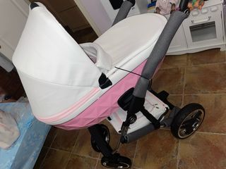 Carro de bebé blanco y rosa