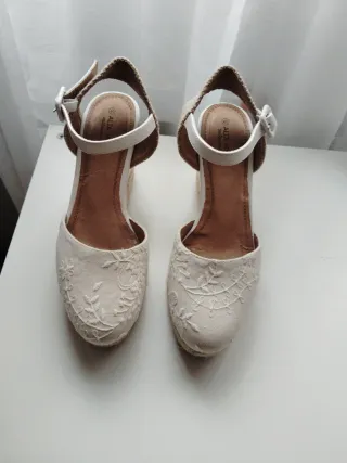 Sandalias de cuña color blanco, núm 40. Me están g