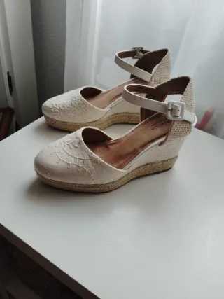 Sandalias de cuña color blanco, núm 40. Me están g