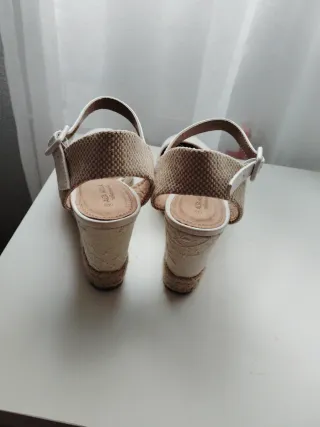 Sandalias de cuña color blanco, núm 40. Me están g