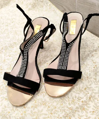 Sandalias tacón fino negro y dorado