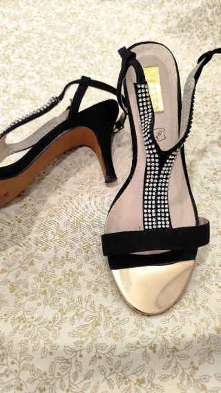 Sandalias tacón fino negro y dorado